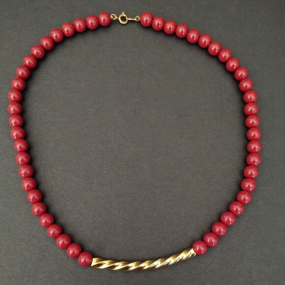 Vintage Trifari rusty red beaded necklace with twisted gold curved center bar - Picture 5 of 13